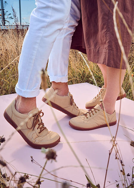 BÄR Schuhe Damenschuhe Freizeitschuhe Emma vegan sand HyphaLite™ - Veganes Obermaterial mit Pilzen Emotionsbild