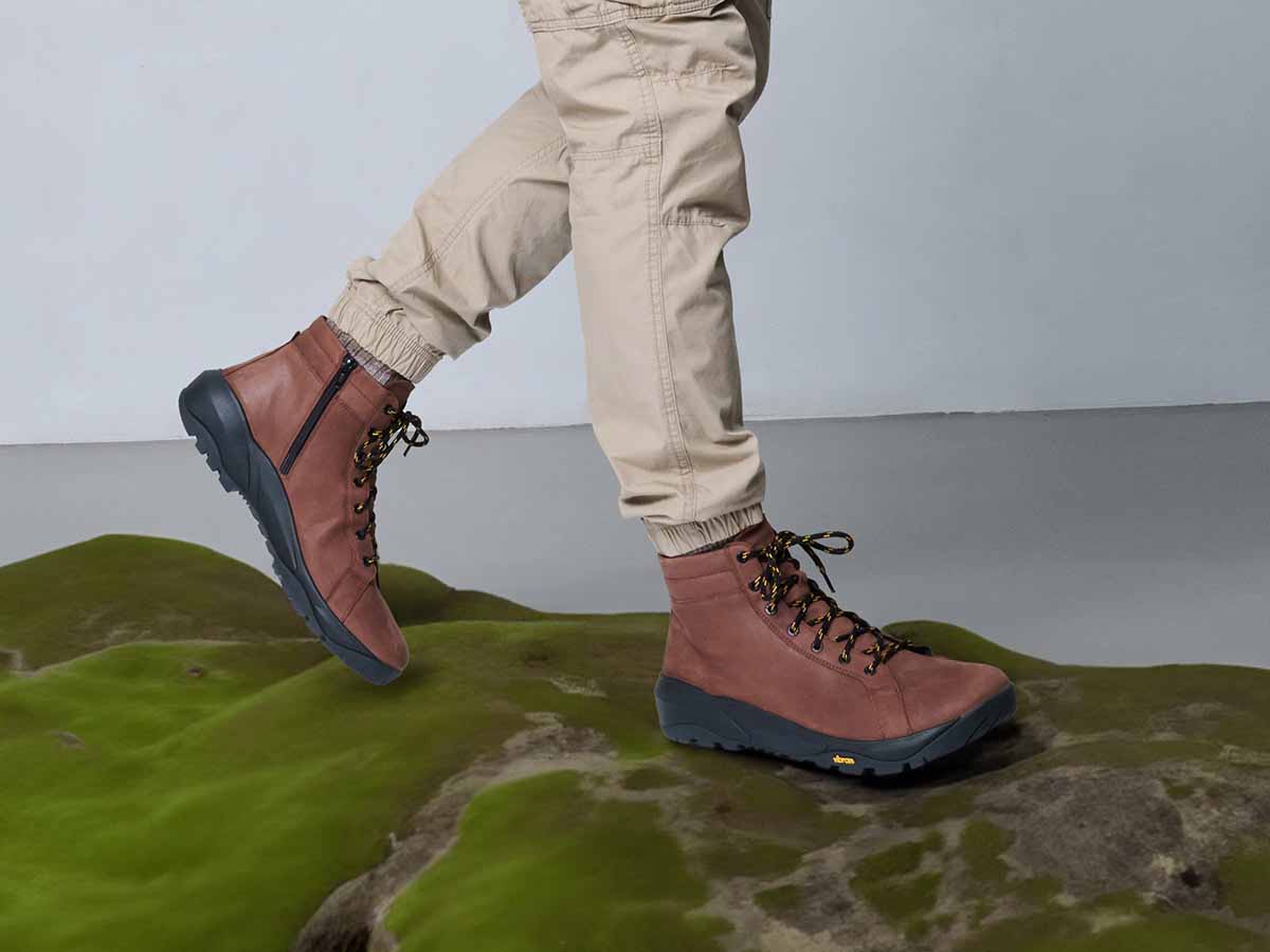 BÄR Schuhe Unisexschuhe Wanderstiefel Feldberg dunkelbraun Rindnappaleder gefettet Emotionsbild