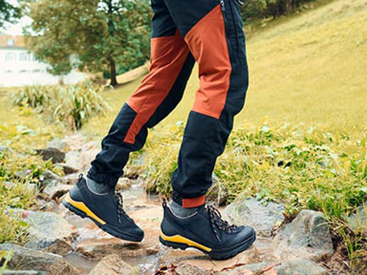 BÄR Schuhe Herrenschuhe Wanderschuhe Bergkomfort Wanderschuh schwarz/orange terracare® Rindnubuk wasserabweisend Emotionsbild